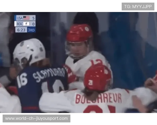冰球运动员被撞出场外后冷静回归继续打 冰球运动员被撞出场外后冷静回归继续打